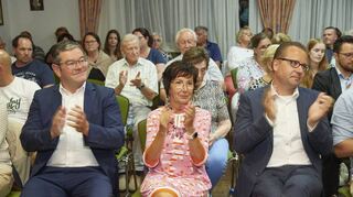 Hat zwischen den beiden Bewerbern Platz genommen: Bärbel Schader mit Jürgen Eberle (l.) und Michael Heidrich vor der Abstimmung.