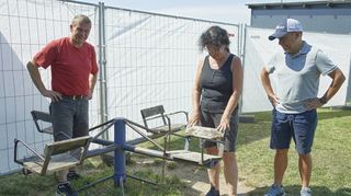 Frank Schneider (v.l.), Anette Weiss und Holger Halkenhäuser können es immer noch nicht fassen: Unbekannte hatten Glasscherben aufrecht in die Sitzfläche des kleinen Karussells gesteckt.