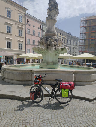 Am Residenzplatz vor dem Wittelsbacher Brunnen in Passau hat Stahl sein Fahrrad fotografiert.