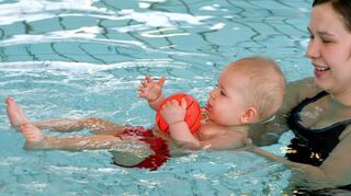 Schon Säuglinge können ans Wasser gewöhnt werden und so leichter schwimmen lernen.