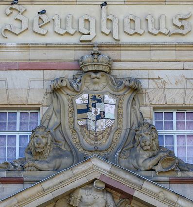 Das Wappen von Kurfürst Carl Theodor, angebracht über dem Portal des Zeughauses, zeigt die vielen von ihm regierten Ländereien. Ein Denkmal für ihn gibt es in Mannheim nicht.