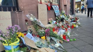 Blumen und Plakate kurz nach dem Polizeieinsatz am 2. Mai 2022 am Marktplatz, bei dem ein psychisch kranker Mann verstorben ist.