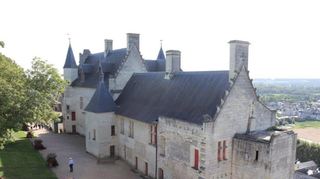 Trotz aller Zerstörungen blieben beeindruckende Reste der Burg Chinon erhalten. Sie lassen die einstige Bedeutung der Anlage erahnen.