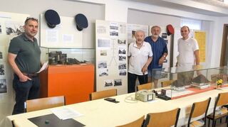 Der Zweite Vorsitzende des Heimatvereins Thomas Rittelmann (v.l.) betrachtet mit Friedrich Bode, Gottfried Wolf und Marco Rohr die Ausstellung.