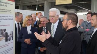 Auf der Bundesgartenschau im vergangenen Jahr stellte sich die ZSL-Regionalstelle vor. Hier gibt Arbeitsfeldleiter Alexander Lehrmann dem Ministerpräsidenten Winfried Kretschmann einen Einblick in die Tätigkeitsbereiche, links Regionalstellenleiterin Elke Dörflinger.