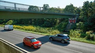 Die Fußgängerbrücke über die Bundesstraße 47 muss saniert werden.
