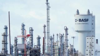 Auf das BASF-Stammwerk in Ludwigshafen kommen noch mehr Einschnitte zu: Zwei weiteren Anlagen werden geschlossen.