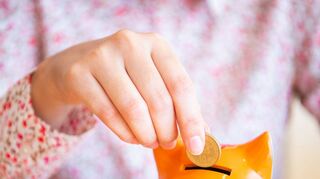 Unter anderem weil sie generell risikoscheuer als Männer sind, lassen viele Frauen ihr Erspartes auf dem Girokonto liegen – wo es nicht selten von der Inflation aufgefressen wird.