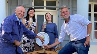 Winzer Helmut  Bürgermeisterin Natalie , die Deutsche Weinprinzessin Lea  und Marktmeister Marcus Brill.