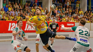 Ivan Martinovic (Rhein Neckar Loewen Nr.5) Oskar Sunnefeldt (Frisch Auf! Göppingen Nr.27) Erik Persson (Frisch Auf! Göppingen Nr.22) Vorbereitungsspiel 2024 Rhein Neckar Loewen - FAG Göppingen