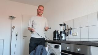 Leon Hüfner lebt derzeit ein eingeschränktes Leben: Kein Strom in Bad und Schlafzimmer, an Herd, Spülmaschine und Waschmaschine.