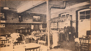 Ein historisches Bild zeigt das damalige Innenleben des Mannheimer Lokals "Schwarzer Adler", das ältestes Gasthaus der Innenstadt.