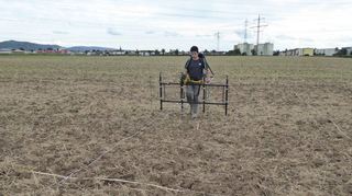 Ein Mitarbeiter von Terrana Geophysik erkundet im Auftrag des Amtes für Denkmalschutz mit Sonden einen Acker in Heddesheim.