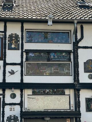 Das Hotel ist vor allem wegen seiner auffällig gestalteten Fassade ein Blickfang.