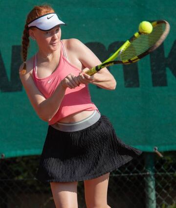 TCL-Kapitänin Leonie Münzenberger feiert mit ihrem Team den Aufstieg.