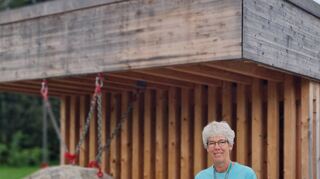 Von der Buga zur Landesgartenschau: Ingrid Dickes vor dem „Cantilever“-Holzbau in Wangen, der bei der Buga war.
