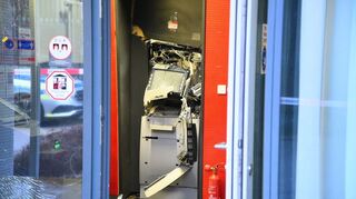 Ein gesprengter Geldautomat ist in einem Bankgebäude zu sehen.