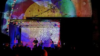 Die Atmosphäre ist der Star beim Brückenaward: Nicht nur beim Auftritt von Doc Wenz And The Melancholics wird die Eisenbahnbrücke prachtvoll illuminiert.