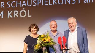 Programmdirektorin Daniela Kötz und Intendant Michael Kötz vom Festival des deutschen nehmen Preisträger Joachim Król in die Mitte.