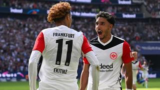 Hugo Ekitiké (links) und Omar Marmoush lassen die Eintracht-Fans auf eine erfolgreiche Saison hoffen.