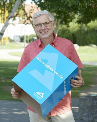 Schulleiter Torsten Wiechmann freut sich über die vielen Bilder.
