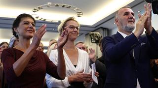 BSW-Parteivorsitzende Sahra Wagenknecht (v.l.) mit den Thüringer BSW-Spitzenkandidaten Katja Wolf und Steffen Schütz.