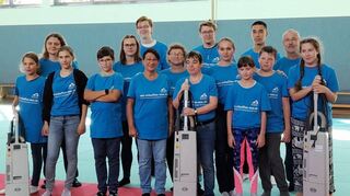 Beim Judo-Club werden anlässlich des Freiwilligentages wieder die Matten mit Klopfsaugern gereinigt.