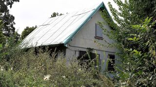 Es verfällt immer mehr: das alte Fährhaus von 1867 in Neuostheim, seit einem Brand 2017 abgesperrt und mit einer Plane provisorisch gesichert.