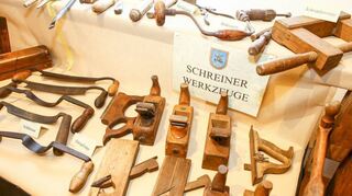Der Verein für Ortsgeschichte Feudenheim zeigt eine Ausstellung mit historischen Werkzeugen von Handwerkern.