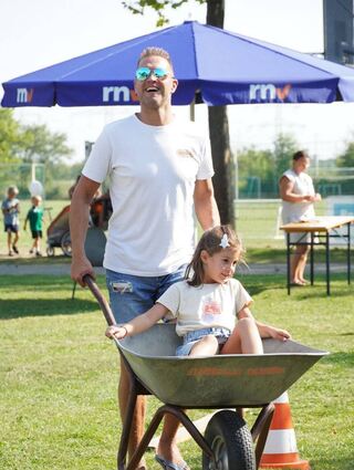 Das Schubkarrenrennen, ein Klassiker der Familienolympiade, macht allen Generationen viel Freude.