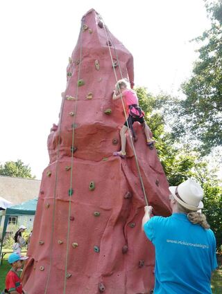 Viel Mut und Geschick beweisen die Kinder beim Aufstieg auf den Kletterfelsen am Viernheimer Skistadl.