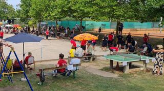 Da auf allen Boulefeldern gleichzeitig gespielt wird, herrscht auf dem Gelände eine geradezu festliche Stimmung.