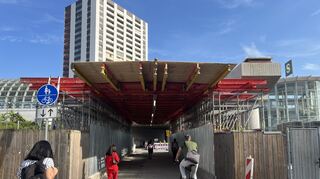 Am Montagabend wird der neue Schutztunnel für Fußgänger und Radfahrer durch die Hochstraßen-Baustelle in Ludwigshafen schon rege genutzt.