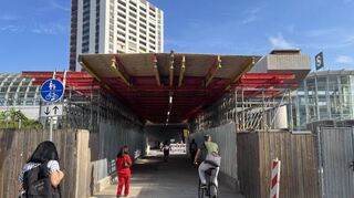 Wurde am Montagabend direkt rege genutzt: Der neue Schutztunnel für Radfahrer und Fußgänger durch die Baustelle für die neue Hochstraße Süd.