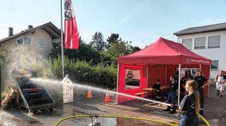 Sina Schön und ihre Kameraden der Jugendfeuerwehr laden zu Spielen rund ums Löschen ein.