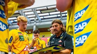 Jon Lindenchrone (links) folgt den taktischen Anweisungen von Trainer Sebastian Hinze (schwarzes Shirt).