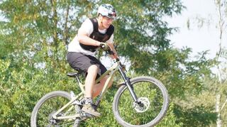 Abgehoben: Bei der Einweihung der neuen Dirt-Track-Anlage zeigen Profis ihr Können.