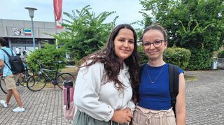 Luana und Lara (r.) gefällt es, in einem Schloss zu studieren.