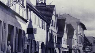 Gasthaus „Hirsch“ (Gebäude l.) in den 1950er Jahren.