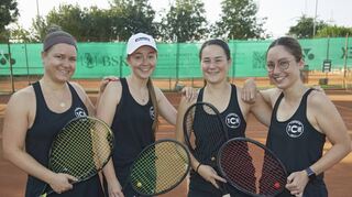 Der Damenvierer des TC Hofheim, hier v.l. Evelyn Bauder, Lara Knuth, Patrizia Jabi und Julia Hinz, steigt in die Bezirksoberliga auf.