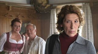 Adele Neuhauser (r.) glänzt als Transfrau Josefa in „Ungeschminkt“ (hier mit Luise Kinseher und Stefan Merki).