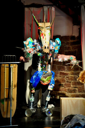 Das Mega Müll Monster vom Capitol-Kindertheater tritt auf.