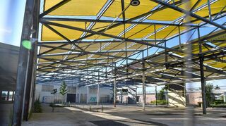 Am nordwestlichen Ende der U-Halle, wo es während der Bundesgartenschau Pflanzen und Kunsthandwerk zu kaufen gab, wird die Bühne aufgebaut.