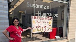 Susanne Hickel vor ihrem Friseurladen in Ilvesheim.