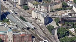 Auf diesem Bild aus dem Jahr 2021 sieht man die nach rechts abgehende Kurve durch das Faktorhaus (Bildmitte) in Ludwigshafen. Der neue Gleisbogen wird entgegengesetzt verlaufen und eine direkte Anbindung der südlichen Stadtteile ermöglichen. Genau an dieser Stelle wird derzeit die neue Hochstraße gebaut.