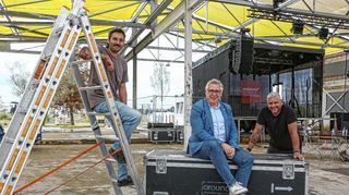 Drei Männer und ihr „Baby“, der testweise Veranstaltungsort in der Mannheimer U-Halle: Nachtbürgermeister Robert Gaa (v.l.), Wirtschaftsbürgermeister Thorsten Riehle und Steffen Baumann von Next Mannheim.
