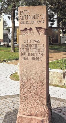 In Lampertheim erinnern verschiedene Orte an den berühmten Jesuitenpfarrer, der auch in der Stadt wirkte. Diese Säule steht auf dem Alfred-Delp-Platz.