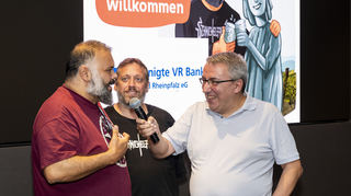 Unterhaltsam, herzlich und informativ: „Fein R.I.P.“-Musiker Monji El Beji, gleichzeitig Darsteller in der Doku, und Regisseur Benjamin Wagener stellen sich nach der Filmvorführung den Fragen von Jürgen Gruler.