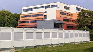Die Container für den Unterricht der Werkrealschule (vorne) werden wohl ein weiteres Jahr benötigt. Im Hintergrund: Das Carl-Benz-Gymnasium.