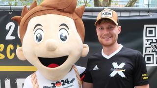 Raphael Kunz betreibt den Sport erst seit 2021. Bei der Begrüßungsfeier posierte er mit Tauzieh-Seppl, dem WM–Maskottchen.